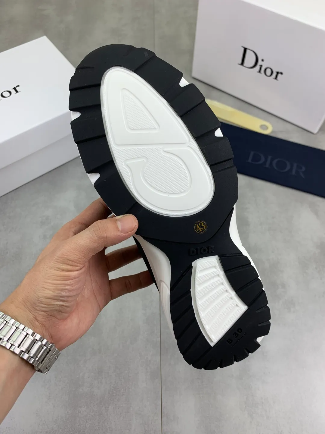 Men's Men's Shoes 💰P420 New Dior Chrono Fly Knit Shoes 2025 New B30 Series, in white and black fly knit series. Both sides are decorated with computer-printed CD logo, star patch on the tongue and Dior logo on the heel. Many details highlight the style. The interior is matched with the original color matching mesh, and the interior of the body is supported by low-temperature shaping sheets, and is filled with light feather cotton to keep the interior full and soft against the feet. The exclusive open-molded outsole adopts a one-piece molding process, so there is no need to worry about problems such as the opening and falling of sole decorative accessories. It is light and comfortable to wear, yet strong and wear-resistant. The two-color shoelaces are accessorized with exquisite metal five-pointed star pendants, creating a high-end, trendy and casual look at all times. Color: white black gray blue code number: 38-44